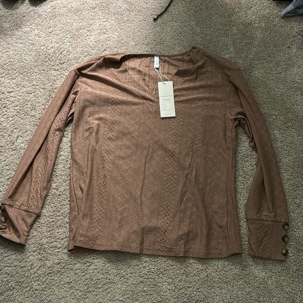 Dokotoo long sleeve size medium. Fits like large